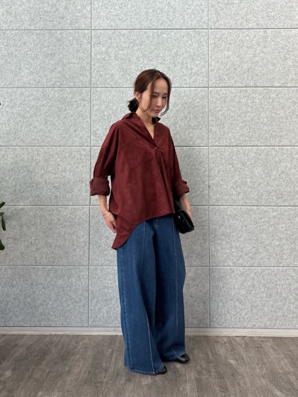 ブルー系のデニムパンツ、レッド系のシャツ/ブラウスを着用したレディースの秋コーディネートの2枚目の写真