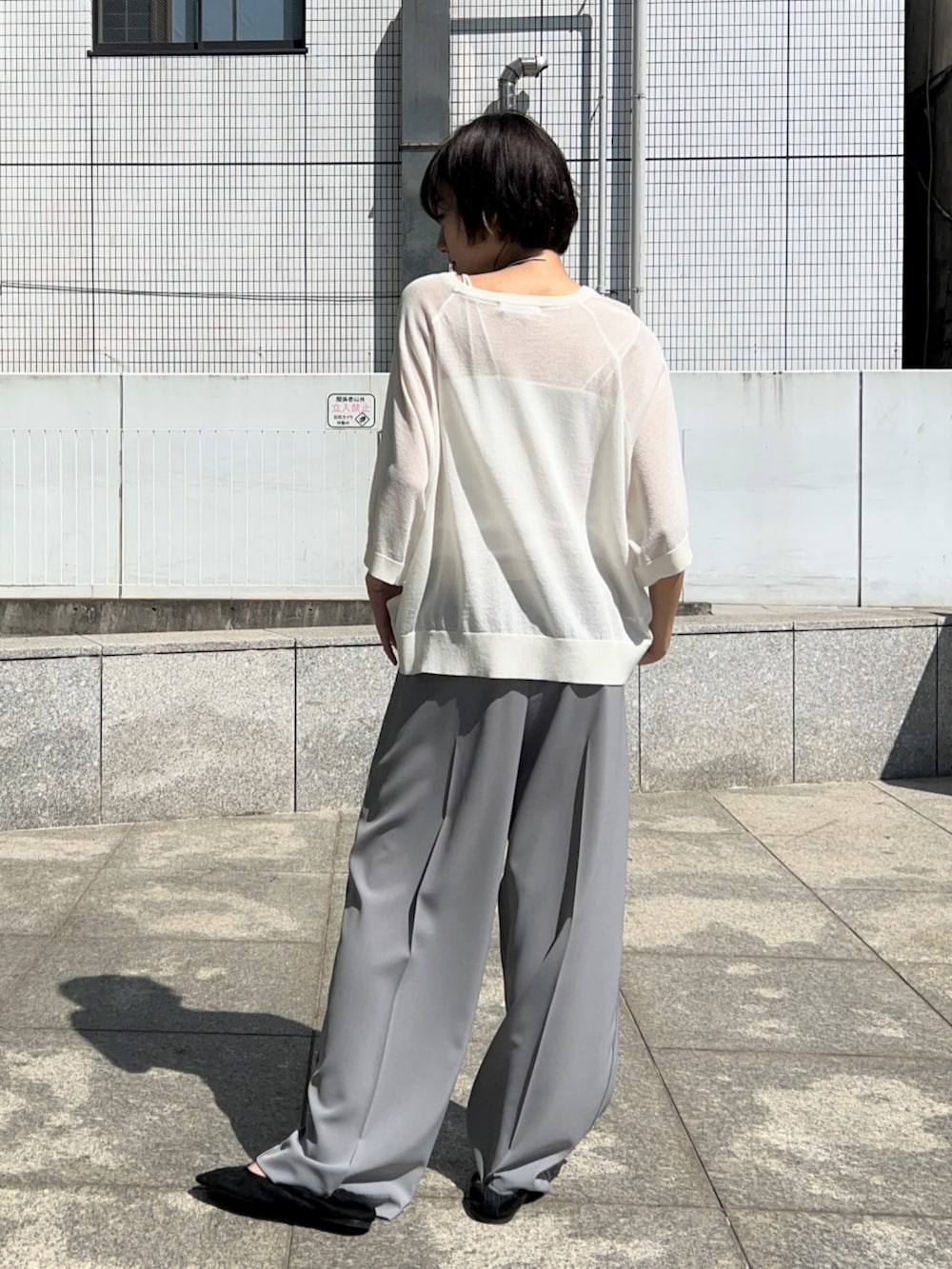 グレー系のその他パンツ、ホワイト系のニット/セーターを着用したレディースの春コーディネートの5枚目の写真