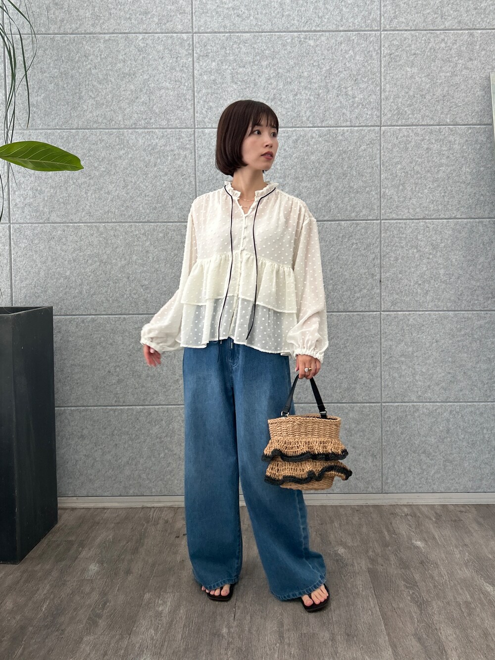 ブルー系のデニムパンツを着用したレディースの夏コーディネートの2枚目の写真
