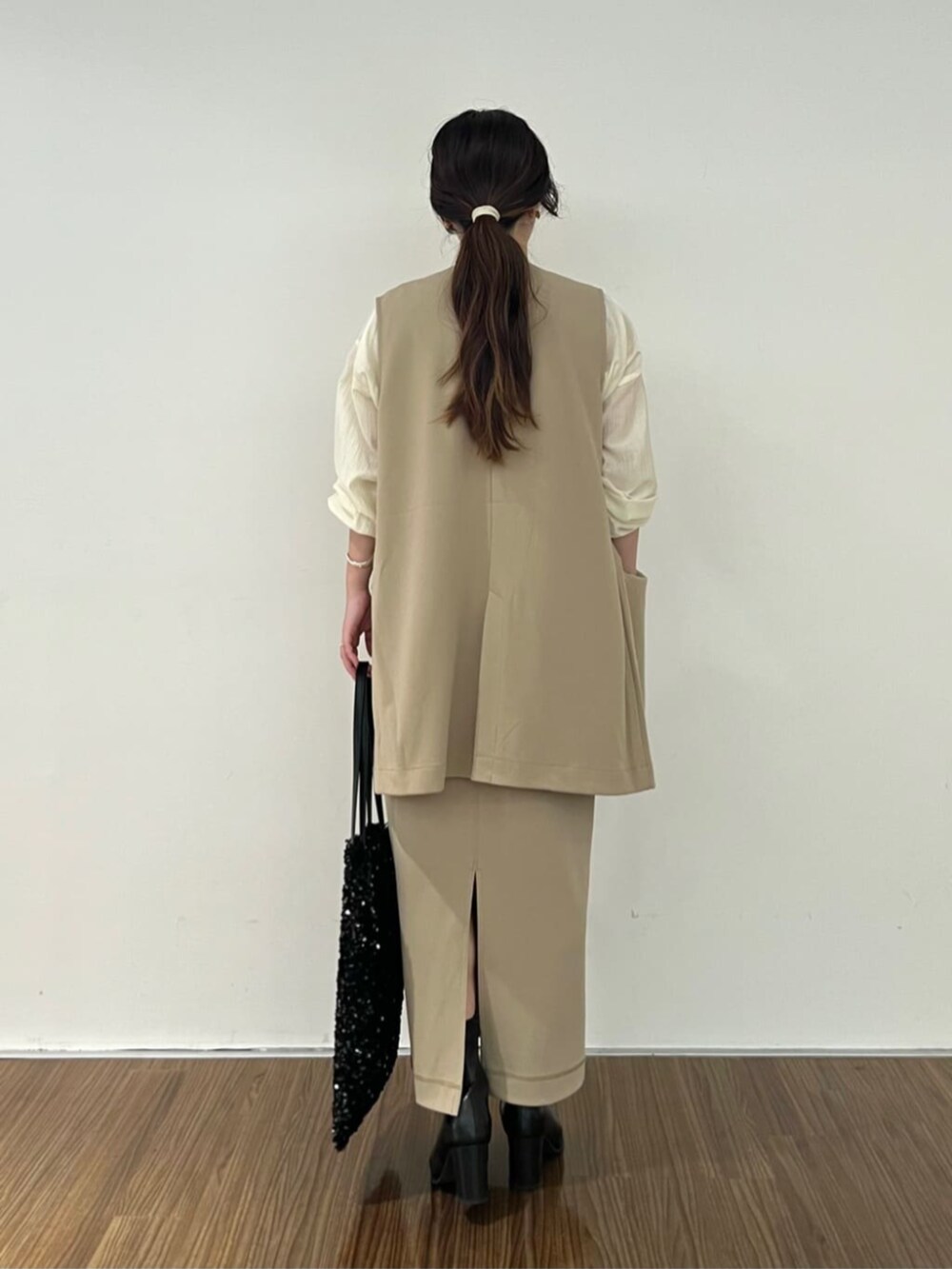 ブラウン系のスカート、ホワイト系のシャツ/ブラウス、ブラウン系のベストを着用したレディースの秋コーディネートの5枚目の写真