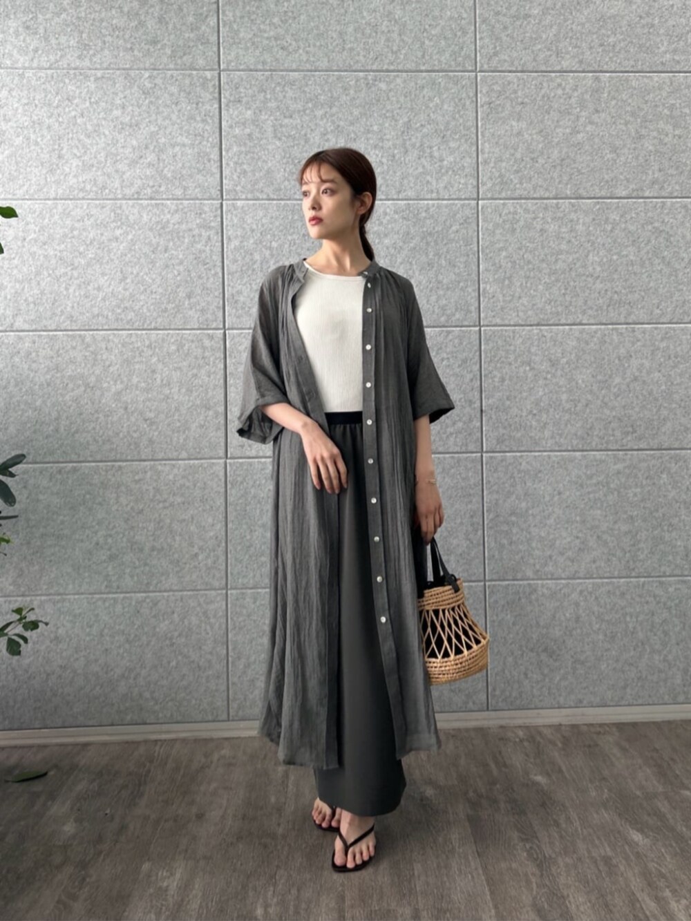 グレー系のスカート、グレー系のワンピース、ホワイト系のタンクトップを着用したレディースの夏コーディネートの4枚目の写真