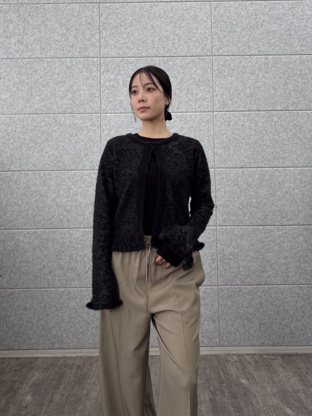 グリーン系のその他パンツ、ブラック系のTシャツ/カットソー、ブラック系のカーディガン/ボレロを着用したレディースの秋コーディネートの6枚目の写真