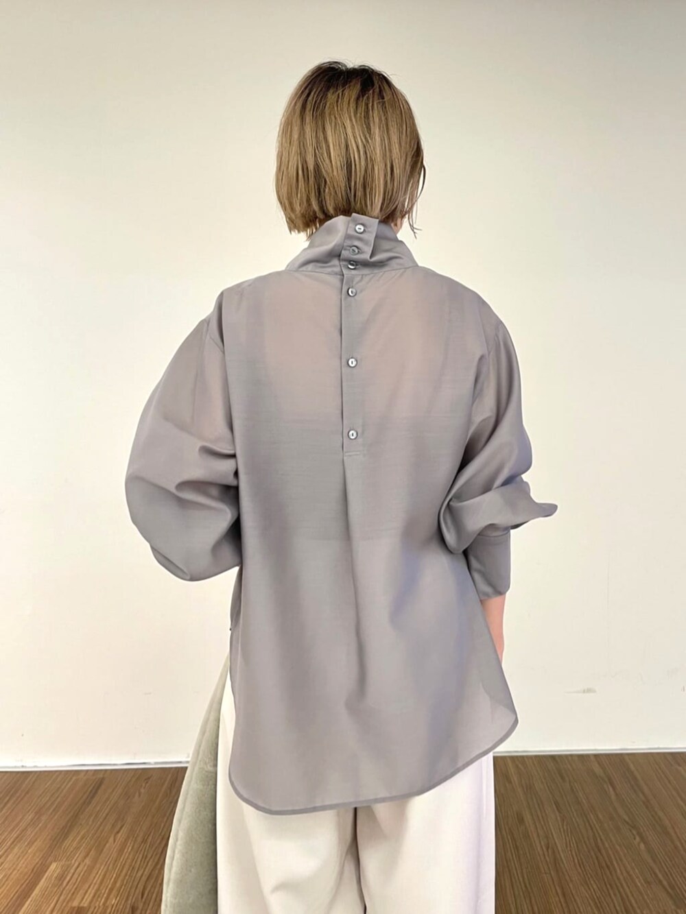 ベージュ系のその他パンツ、グレー系のシャツ/ブラウスを着用したレディースの秋コーディネートの6枚目の写真