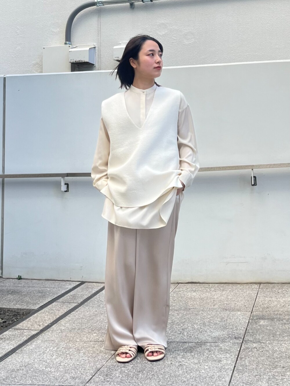 ホワイト系のベスト、ホワイト系のシャツ/ブラウス、ベージュ系のその他パンツを着用したレディースの春コーディネートの3枚目の写真