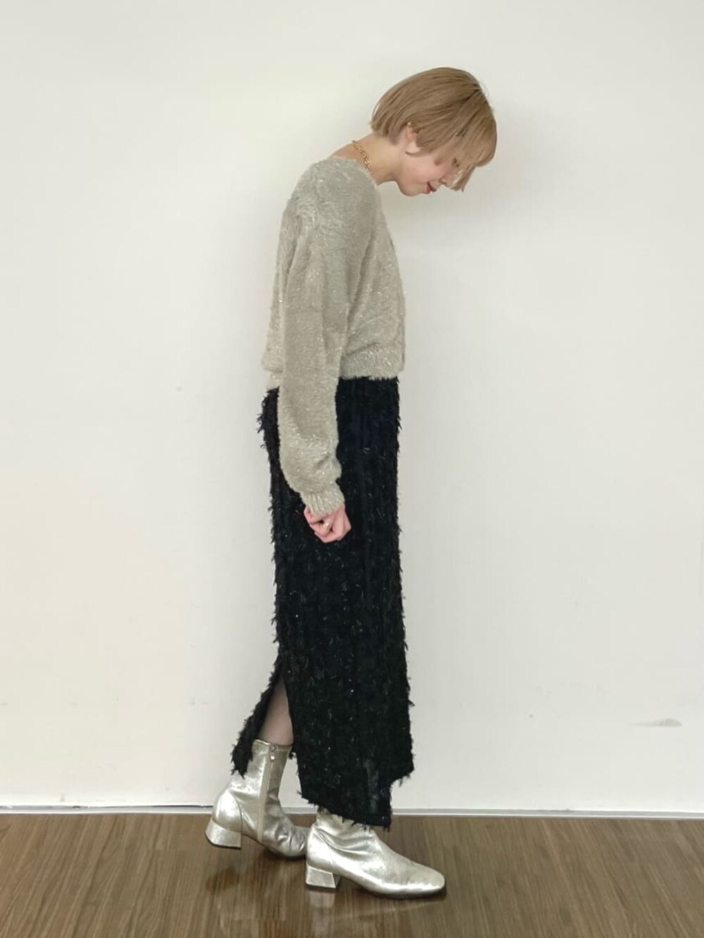 ブラック系のスカート、グリーン系のカーディガン/ボレロを着用したレディースの冬コーディネートの3枚目の写真