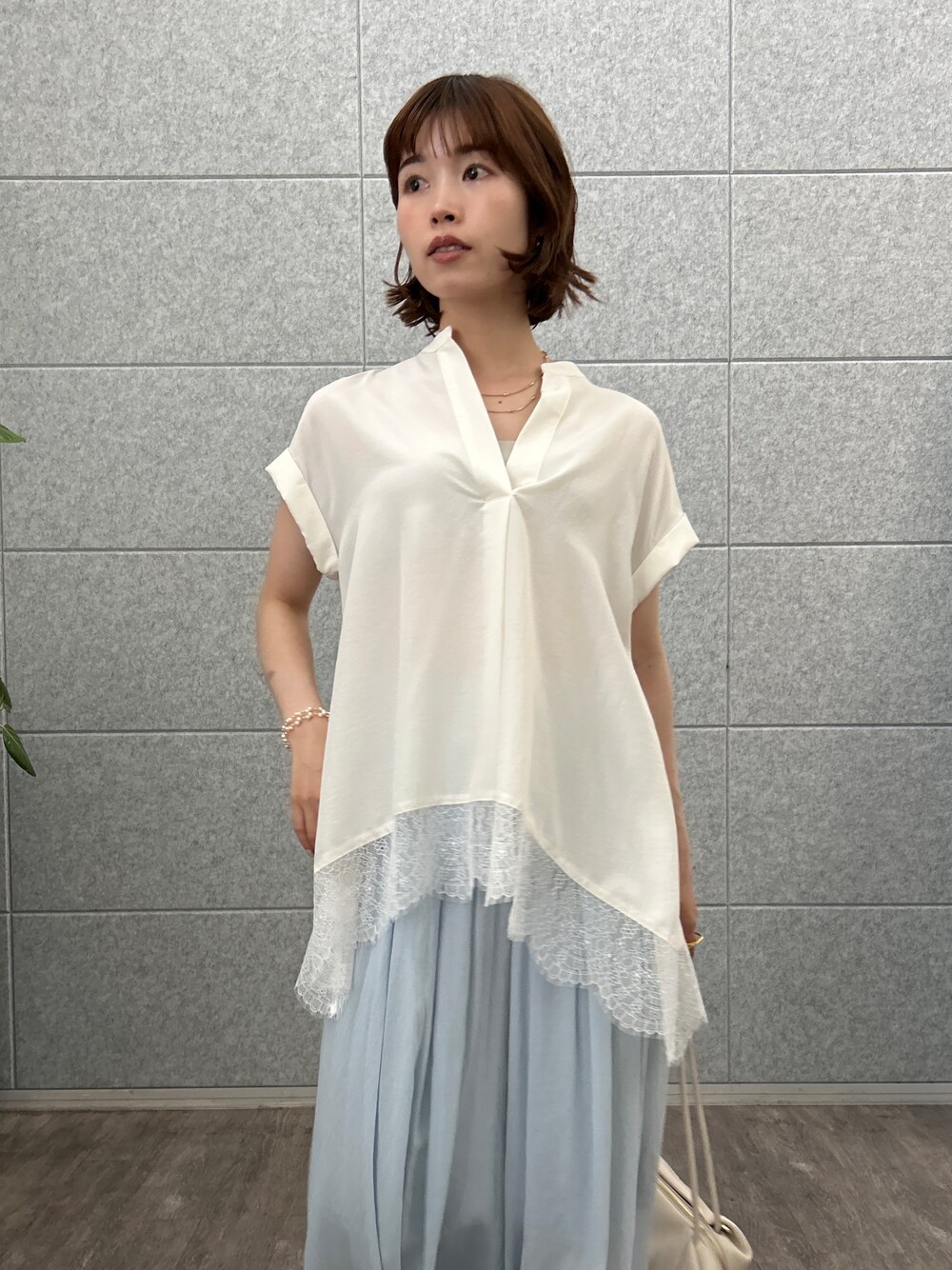 ホワイト系のシャツ/ブラウス、ブルー系のその他パンツを着用したレディースの夏コーディネートの5枚目の写真