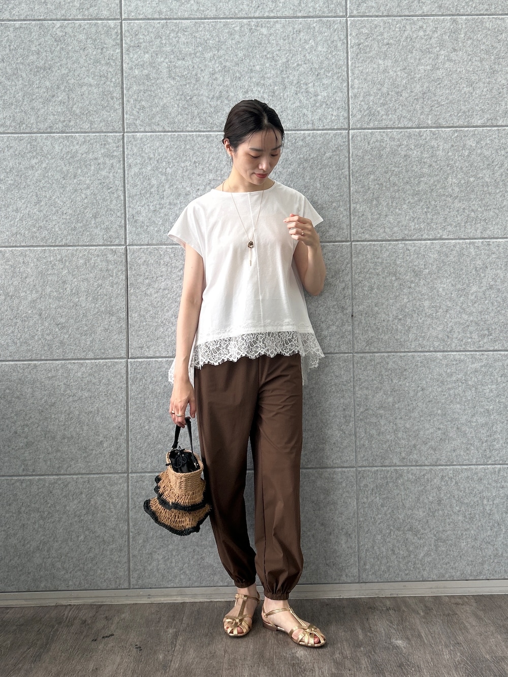 ホワイト系のTシャツ/カットソー、ブラウン系のその他パンツを着用したレディースの夏コーディネートの2枚目の写真