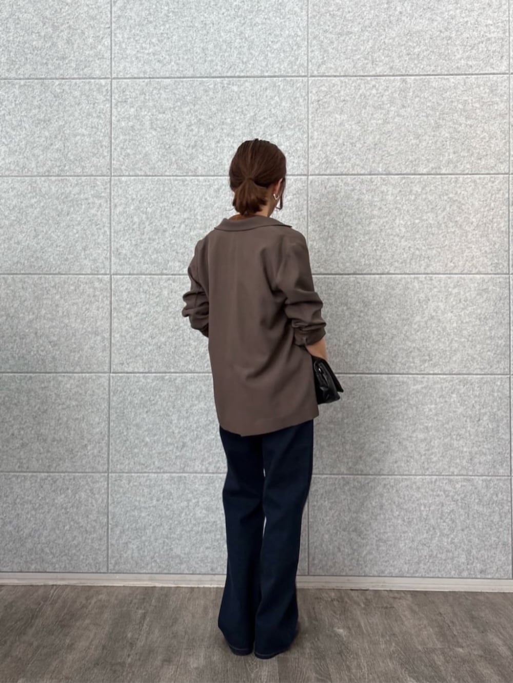 ブラウン系のテーラードジャケット、ブルー系のデニムパンツ、イエロー系のTシャツ/カットソーを着用したレディースの秋コーディネートの4枚目の写真