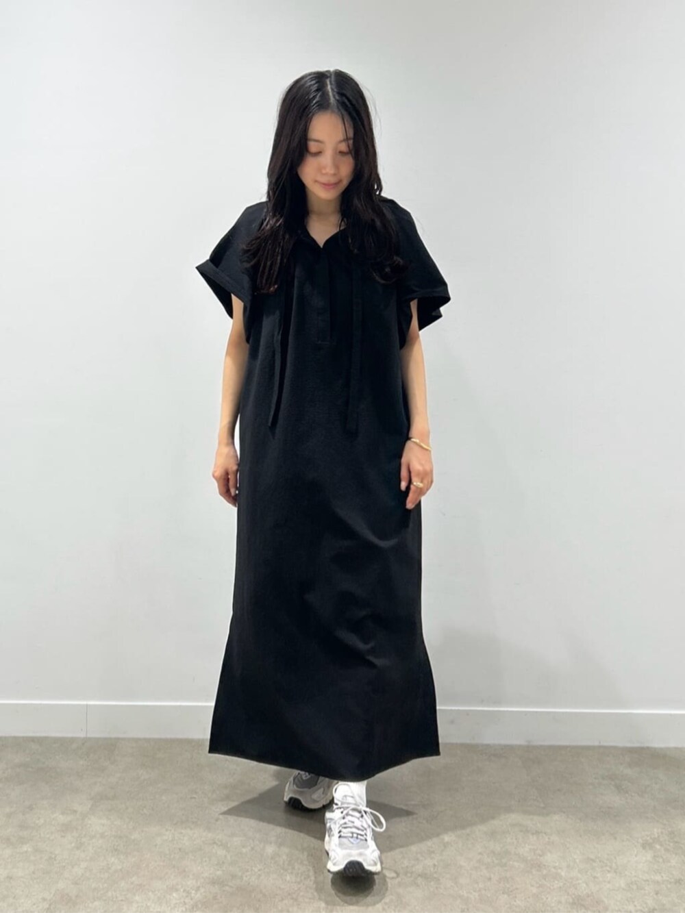 ブラック系のワンピースを着用したレディースの春コーディネートの3枚目の写真