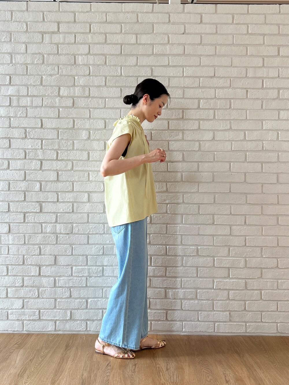 ブルー系のデニムパンツを着用したレディースの春コーディネートの3枚目の写真