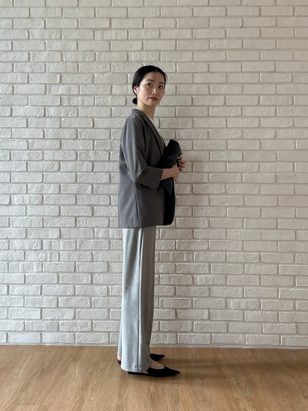 グレー系のテーラードジャケット、グレー系のその他パンツを着用したレディースの春コーディネートの3枚目の写真