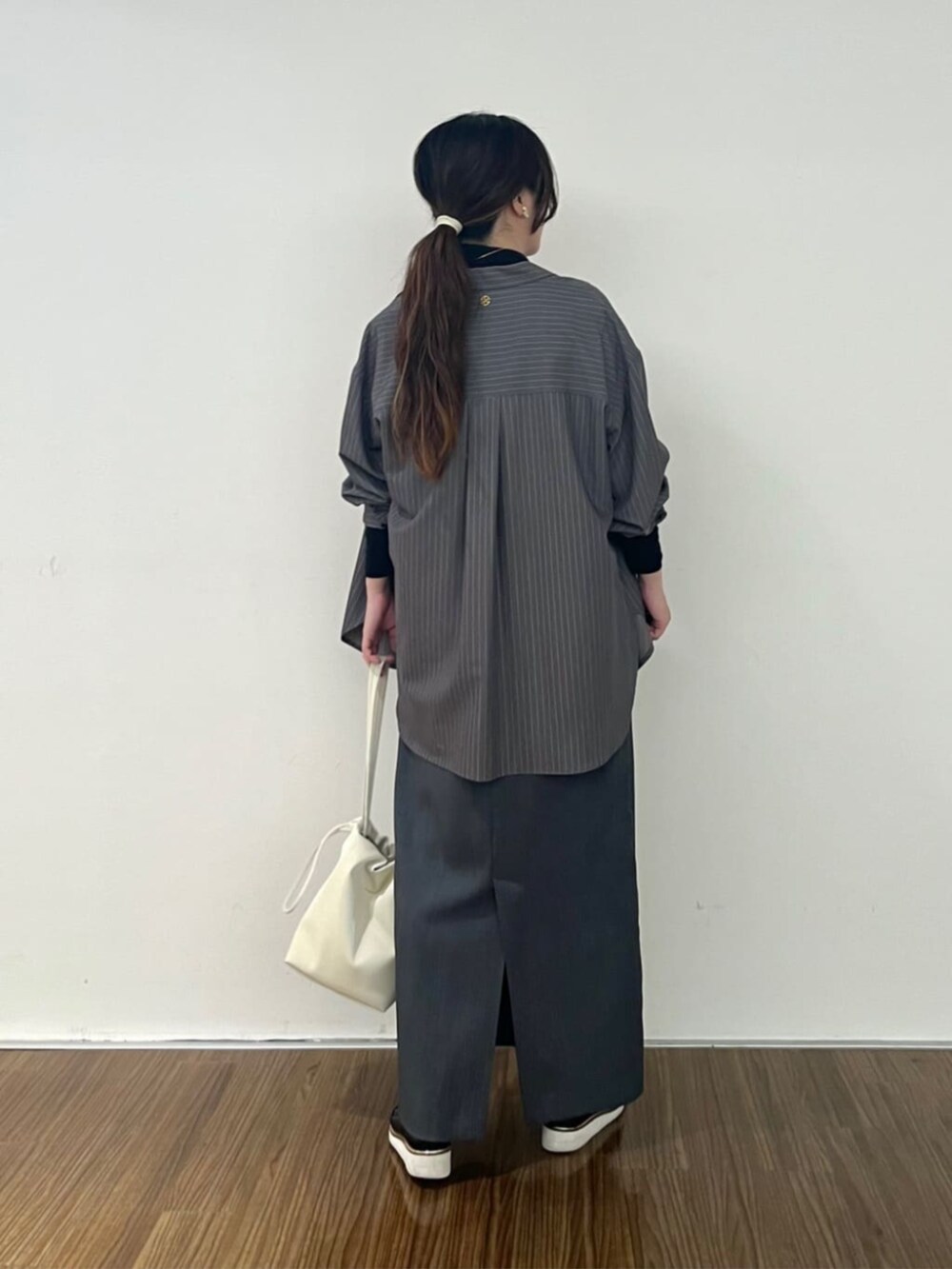グレー系のシャツ/ブラウス、グレー系のワンピース、ブラック系のTシャツ/カットソーを着用したレディースの秋コーディネートの3枚目の写真