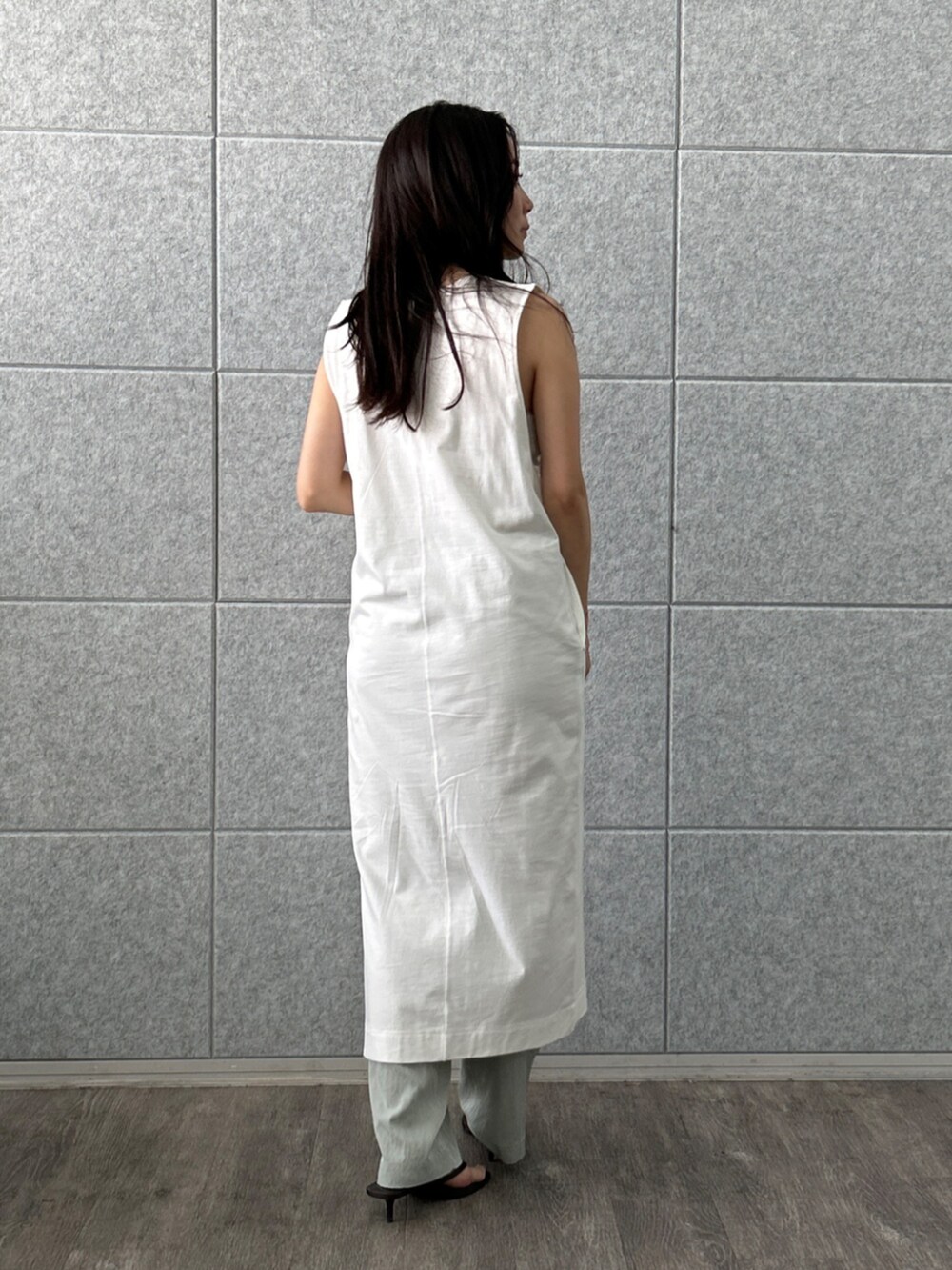 グリーン系のその他パンツ、ホワイト系のワンピースを着用したレディースの春コーディネートの3枚目の写真