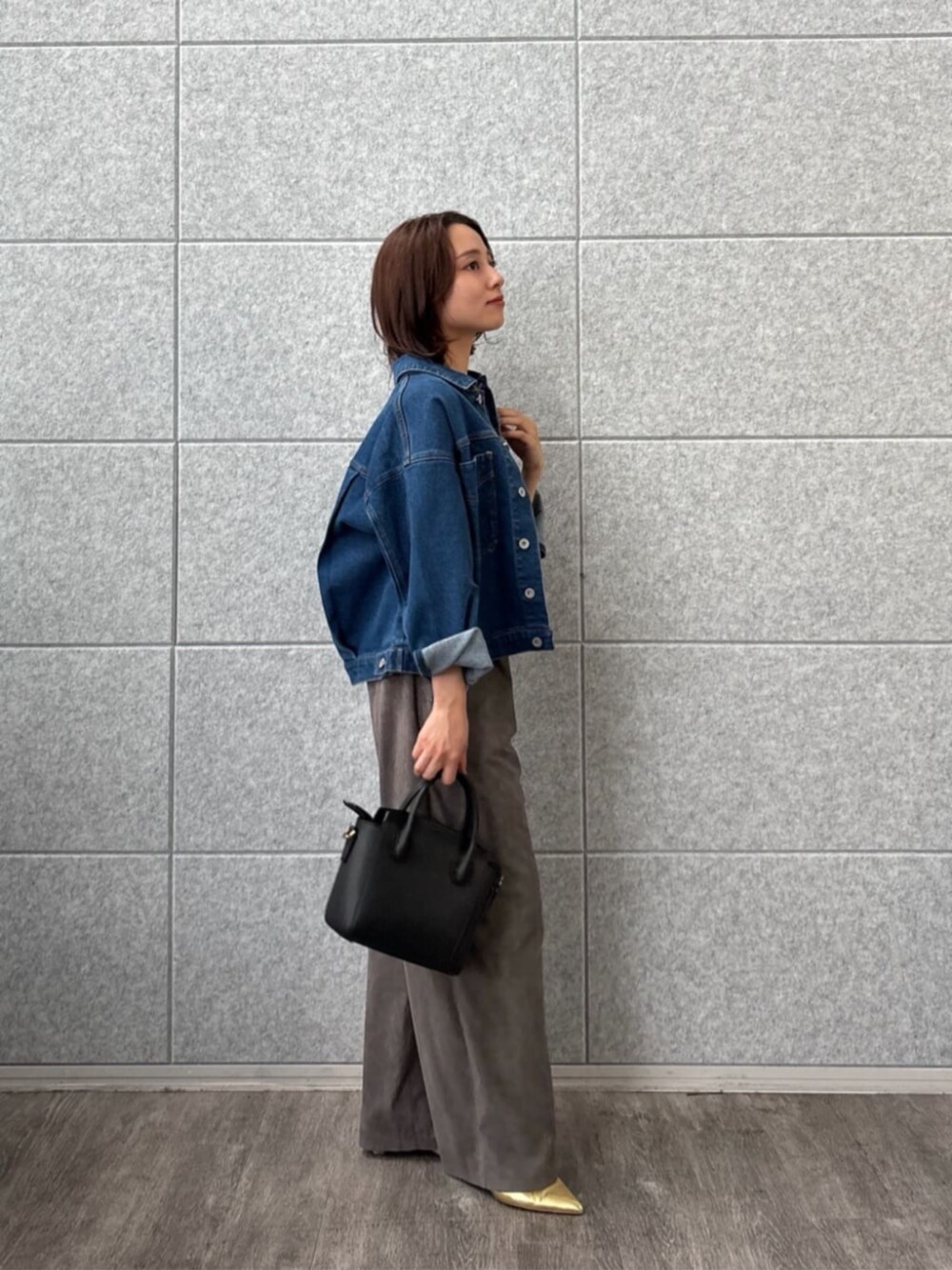 ブラック系のTシャツ/カットソー、ブルー系のデニムジャケットを着用したレディースの秋コーディネートの5枚目の写真