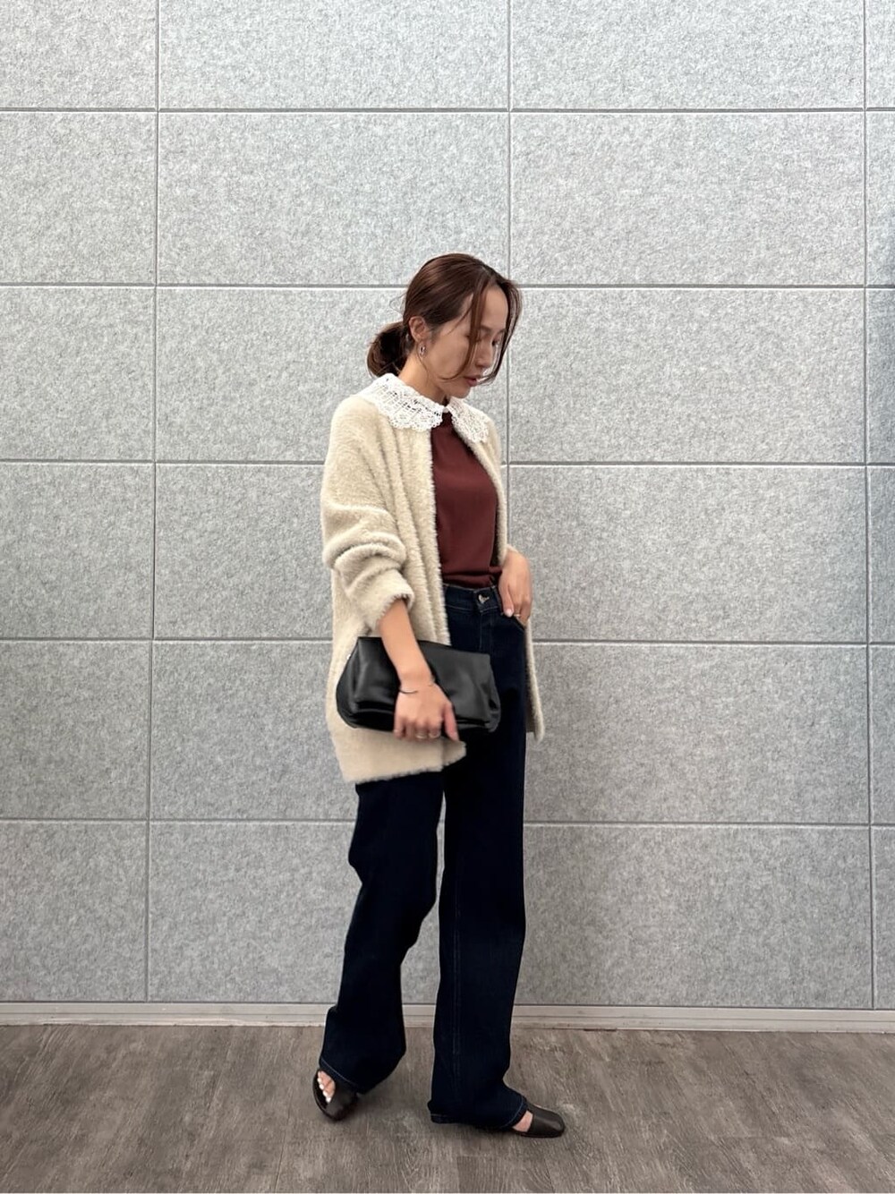 ブラウン系のTシャツ/カットソー、ベージュ系のカーディガン/ボレロ、ブルー系のデニムパンツを着用したレディースの秋コーディネートの2枚目の写真