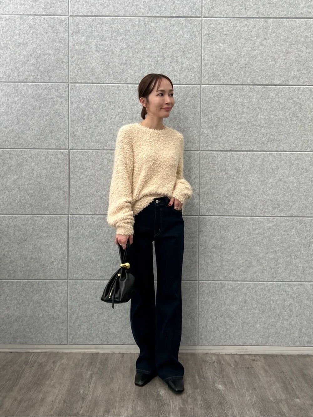 ピンク系のニット/セーター、ブルー系のデニムパンツを着用したレディースの冬コーディネートの2枚目の写真