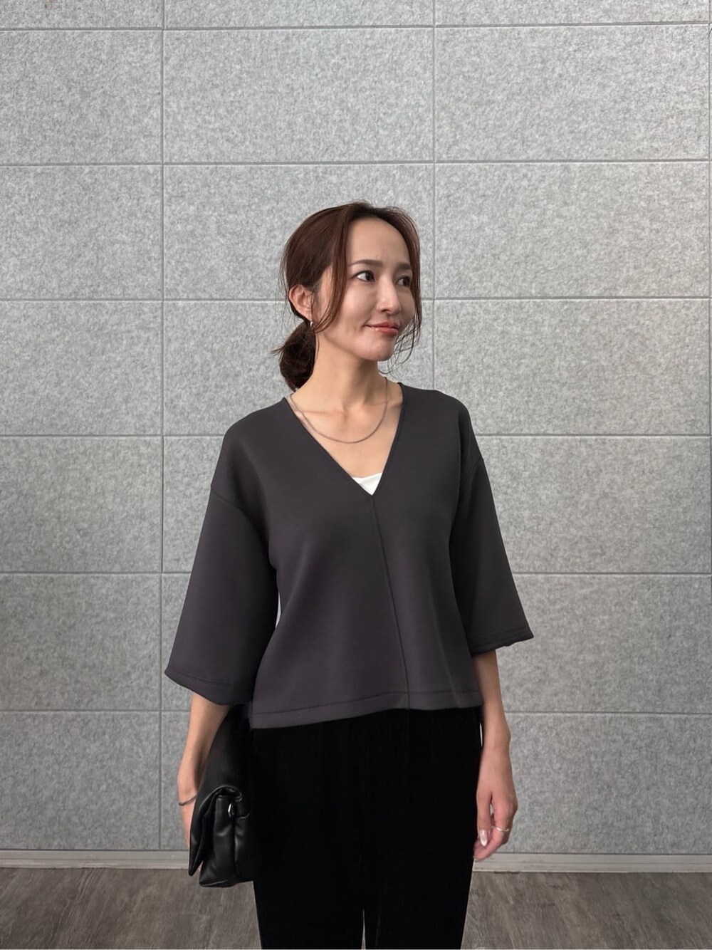 グレー系のTシャツ/カットソー、ブラック系のその他パンツを着用したレディースの秋コーディネートの7枚目の写真