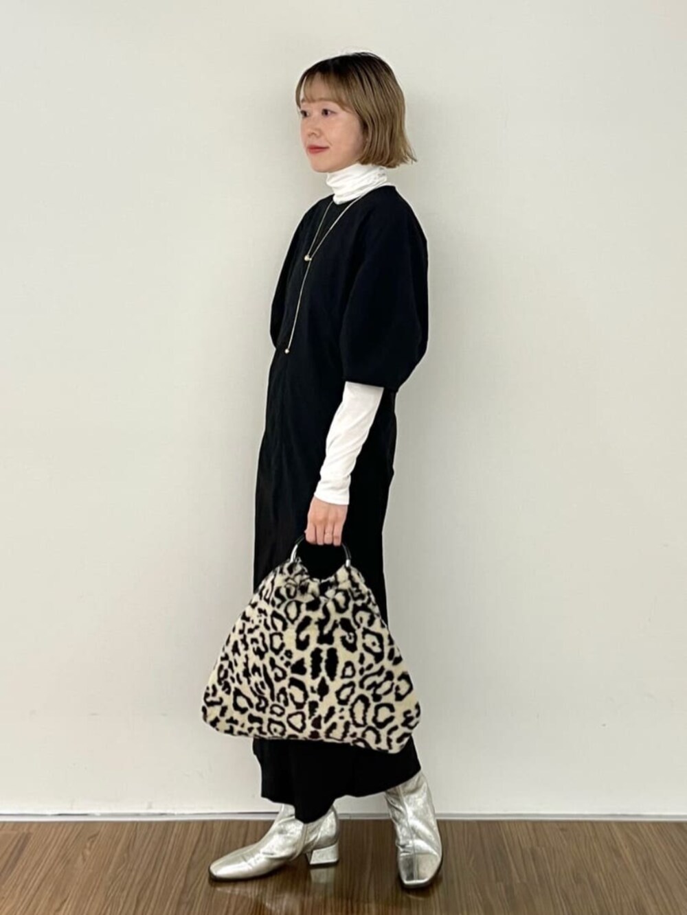 ブラック系のワンピース、ホワイト系のTシャツ/カットソーを着用したレディースの秋コーディネートの3枚目の写真