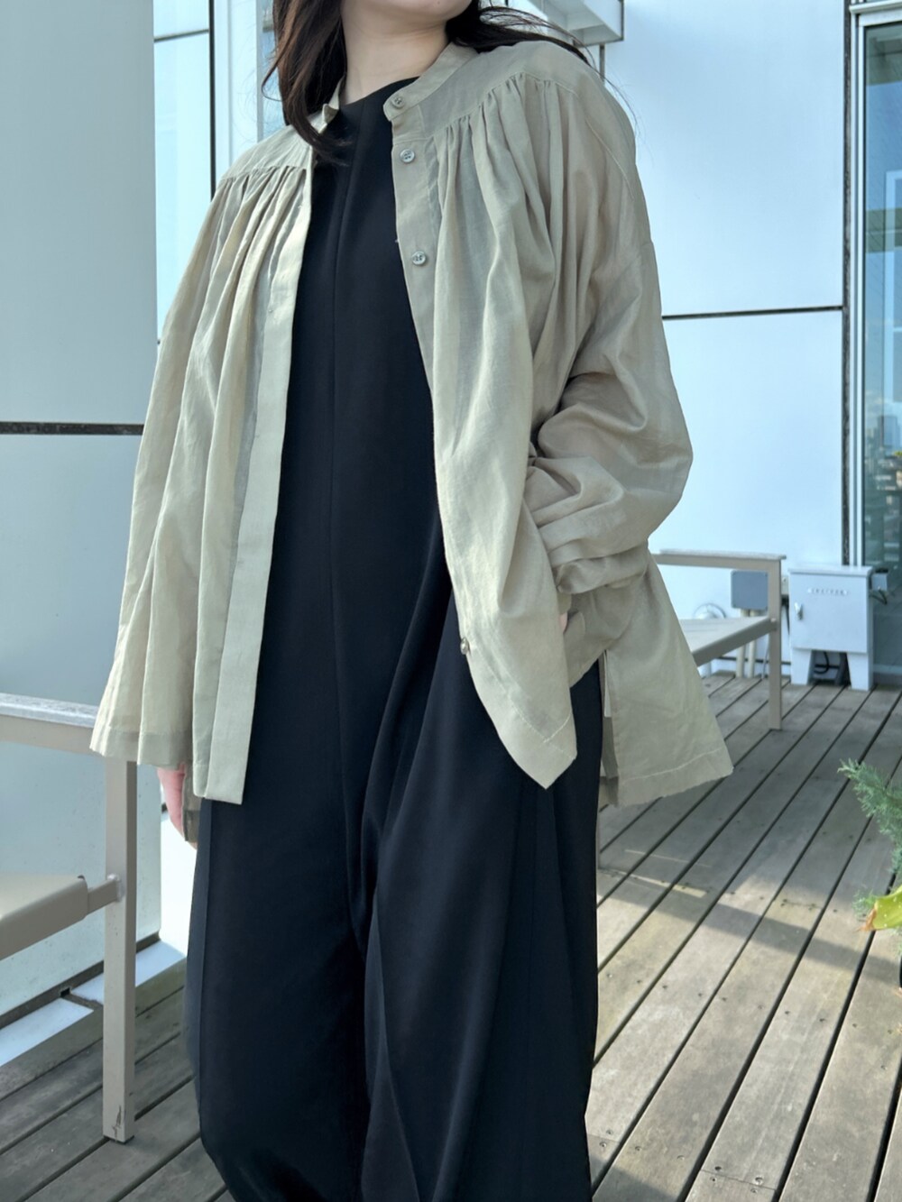 「大人カジュアル、大人かわいい、おでかけコーデ、リラックススタイル、春服コーデ、シンプル・ベーシック、ブラウスコーデ、シアートップス、ラクチンコーデ、ロンパース、カーキ、大人コーデ、春夏コーデ、夏コーデ、ootd」｜「cloencの【手洗い可／セレモニー】ダブルクロスサロペットワンピース（サロペット/オーバーオール、ブラック系）」を使った、cloencさん（レディース・157cm）の春コーディネートの8枚目の写真