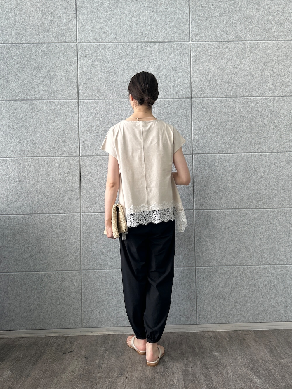 ベージュ系のTシャツ/カットソー、ブラック系のその他パンツを着用したレディースの夏コーディネートの3枚目の写真