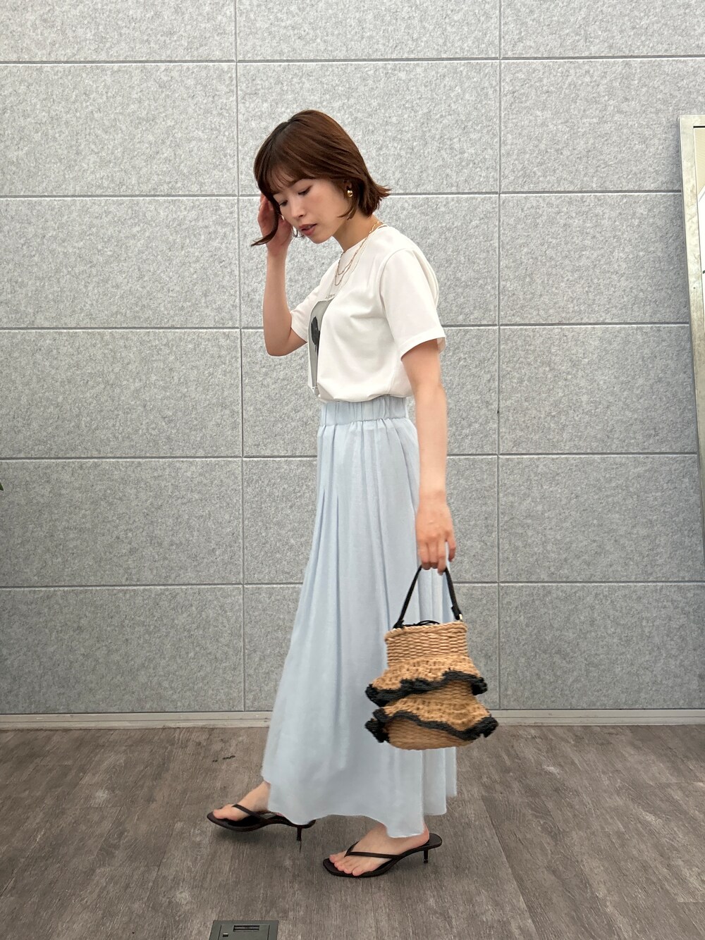 ブルー系のその他パンツを着用したレディースの夏コーディネートの4枚目の写真