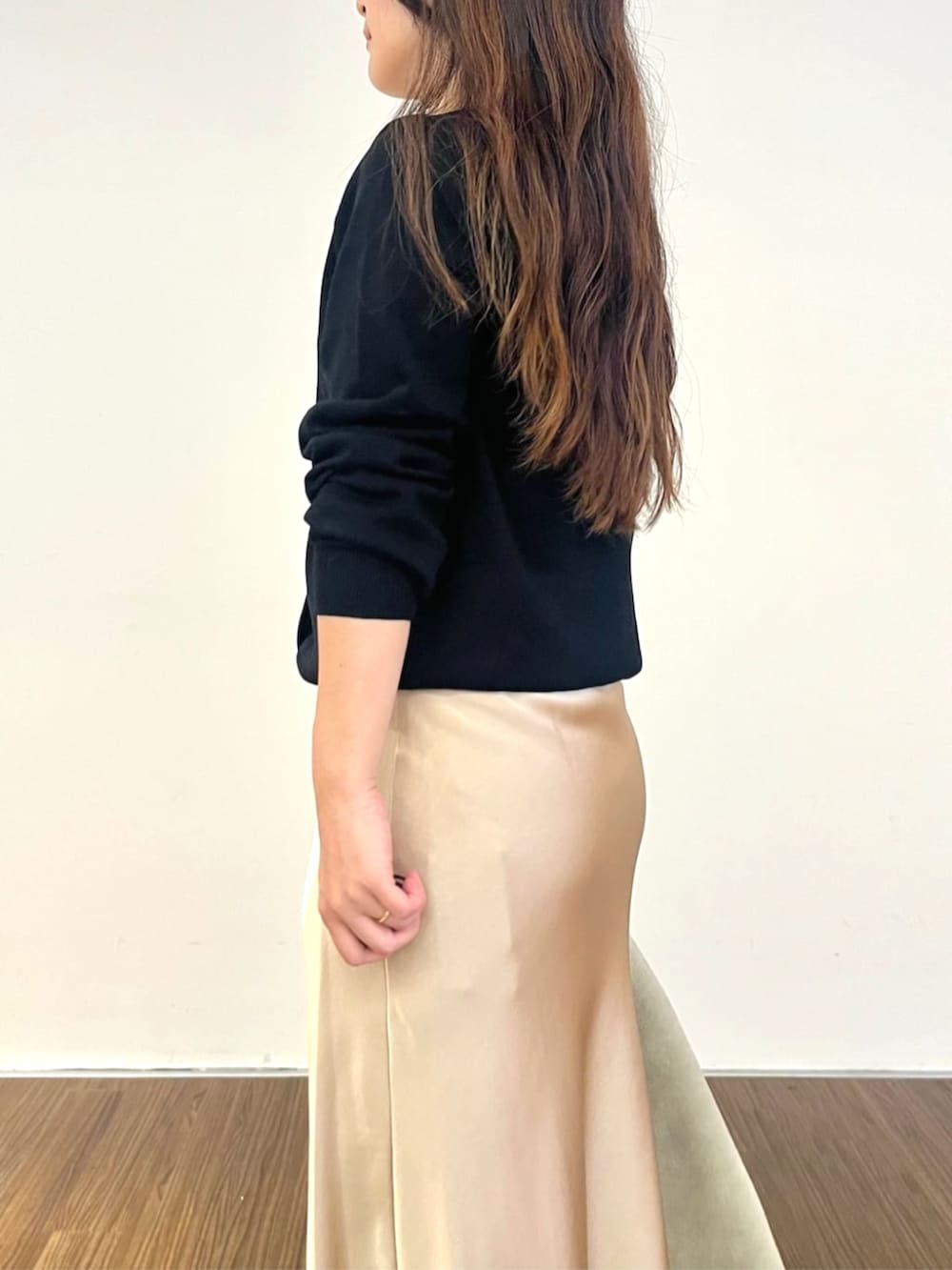 ベージュ系のスカート、ブラック系のカーディガン/ボレロを着用したレディースの秋コーディネートの5枚目の写真