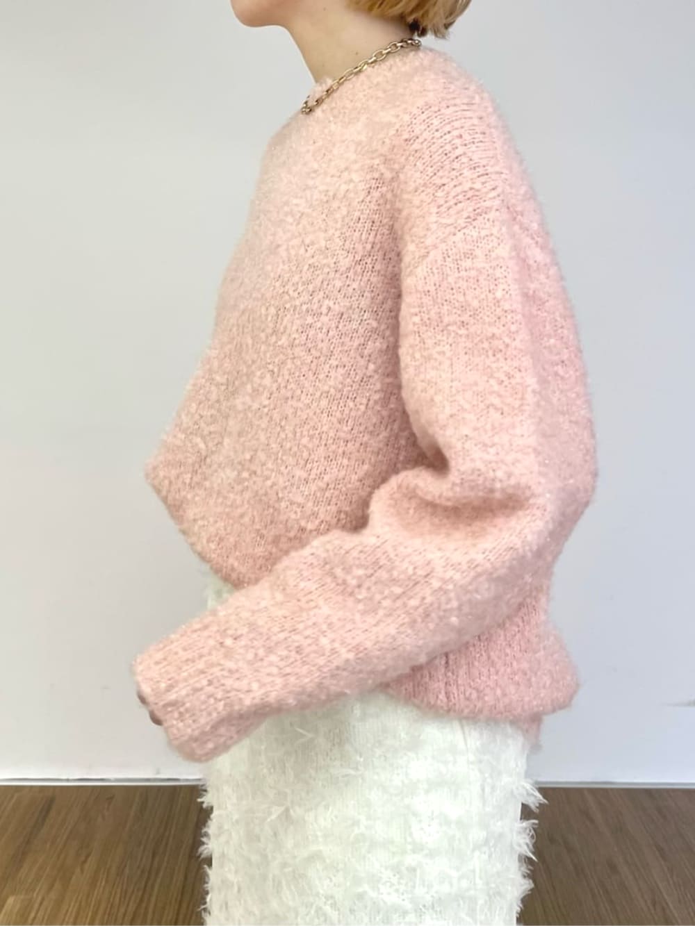 ホワイト系のスカート、ピンク系のニット/セーターを着用したレディースの冬コーディネートの6枚目の写真