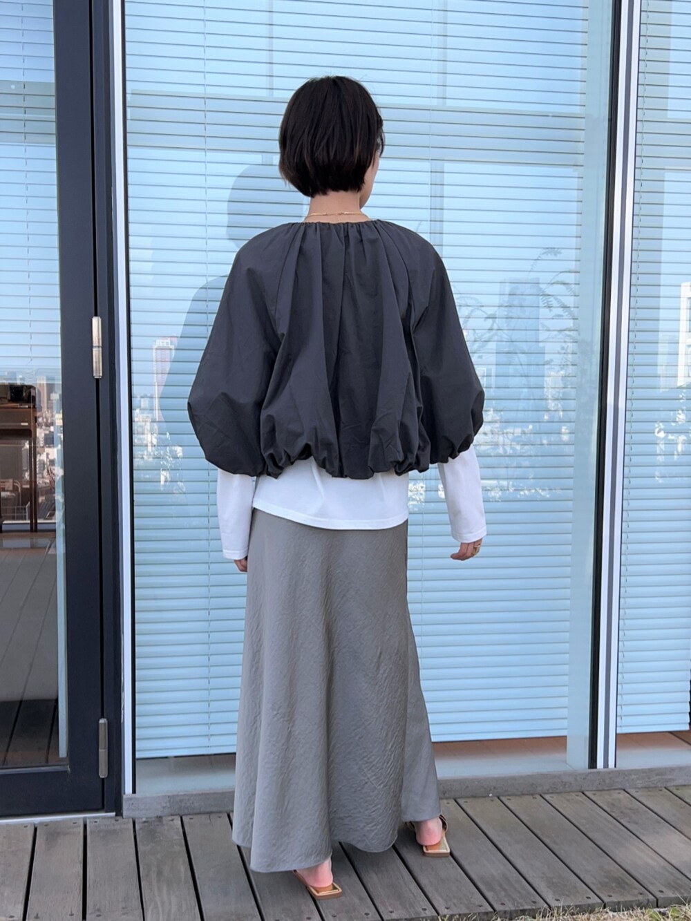 ホワイト系のTシャツ/カットソー、グレー系のブルゾン、グリーン系のスカートを着用したレディースの春コーディネートの6枚目の写真