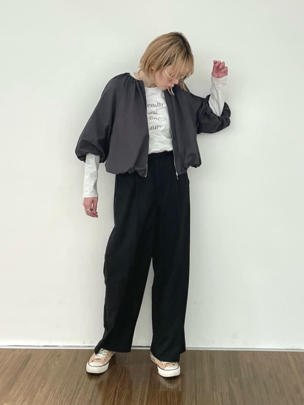 「ジャケット、ブルゾン、春コーデ、休日スタイル、オトナ女子、お出かけコーデ、ラクチンコーデ、リラックススタイル、ラフコーデ、シンプルスタイル、大人女子、レイヤードコーデ、カジュアル、ロンT、モノトーン」｜「cloencの【手洗い可】箔プリントロゴTシャツ（Tシャツ/カットソー、ホワイト系）」を使った、cloencさん（骨格ウェーブ・レディース・160cm）の春コーディネートの3枚目の写真