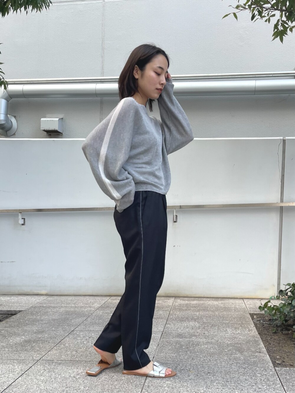 ブラック系のその他パンツ、グレー系のニット/セーターを着用したレディースの春コーディネートの3枚目の写真