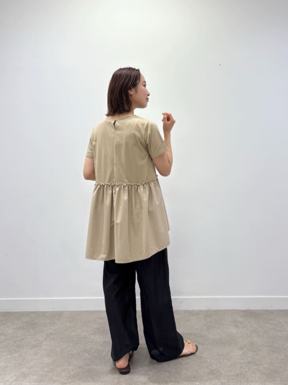 ブラック系のその他パンツ、ベージュ系のTシャツ/カットソーを着用したレディースの夏コーディネートの2枚目の写真