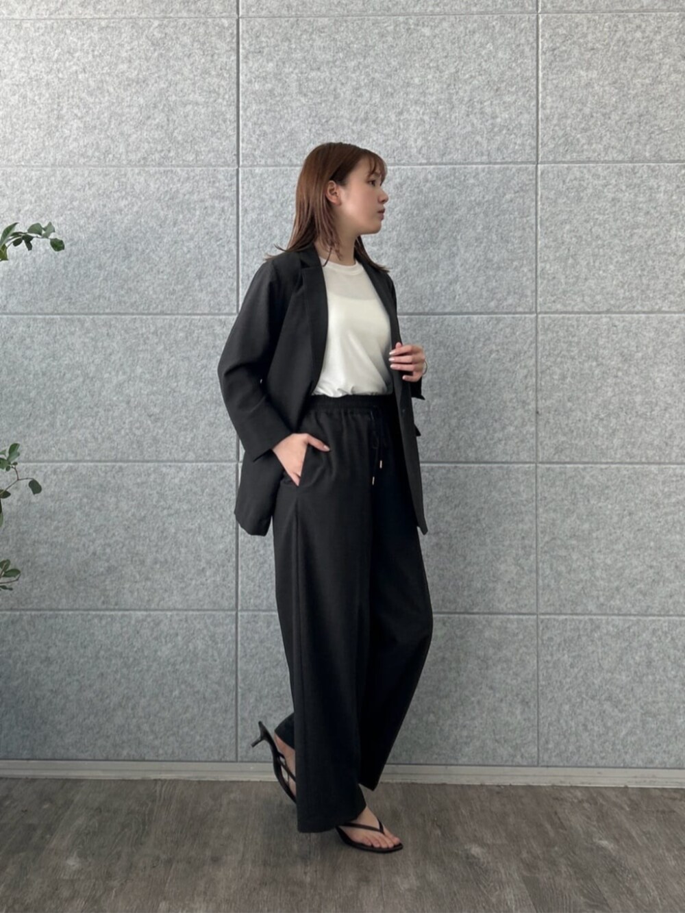 ブラック系のその他パンツ、ブラック系のテーラードジャケットを着用したレディースの夏コーディネートの2枚目の写真