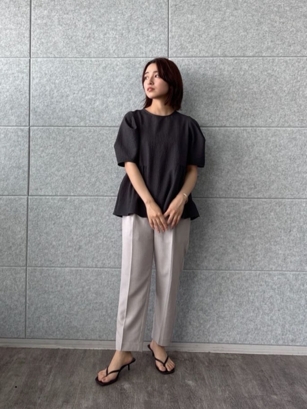 グレー系のシャツ/ブラウス、グレー系のその他パンツを着用したレディースの夏コーディネートの3枚目の写真