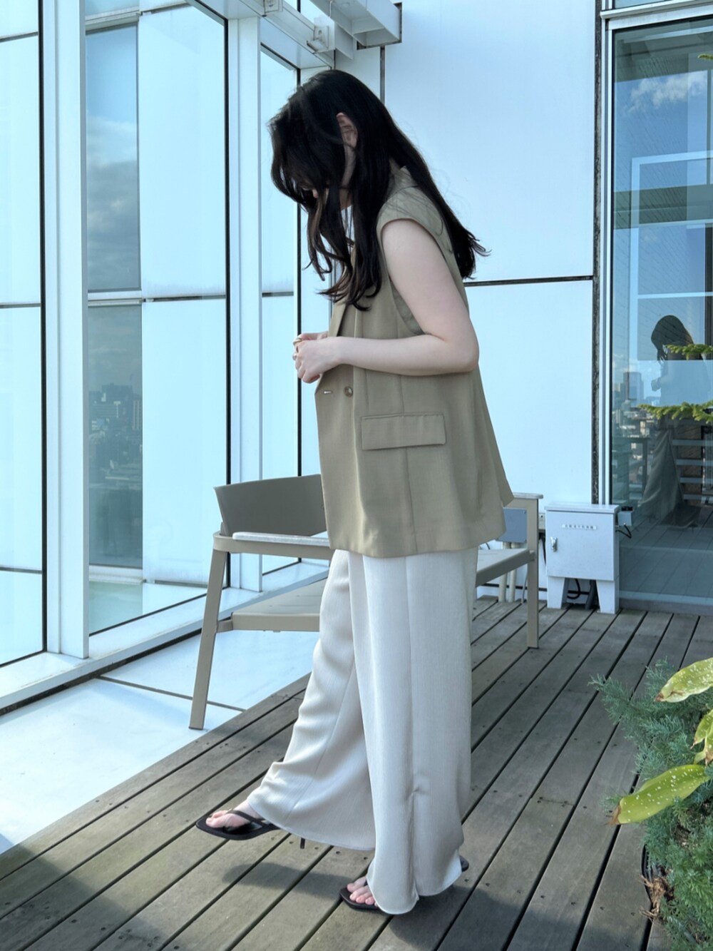 ベージュ系のその他パンツ、ベージュ系のベスト、ベージュ系のタンクトップを着用したレディースの春コーディネートの6枚目の写真