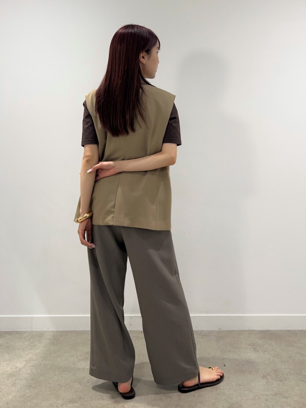ベージュ系のベスト、ブラウン系のその他パンツ、ブラウン系のTシャツ/カットソーを着用したレディースの春コーディネートの4枚目の写真