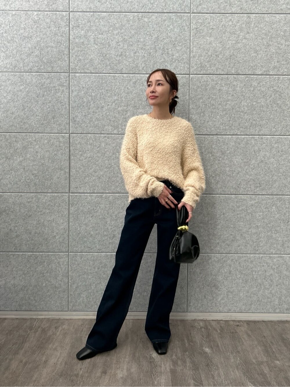 ピンク系のニット/セーター、ブルー系のデニムパンツを着用したレディースの冬コーディネートの3枚目の写真