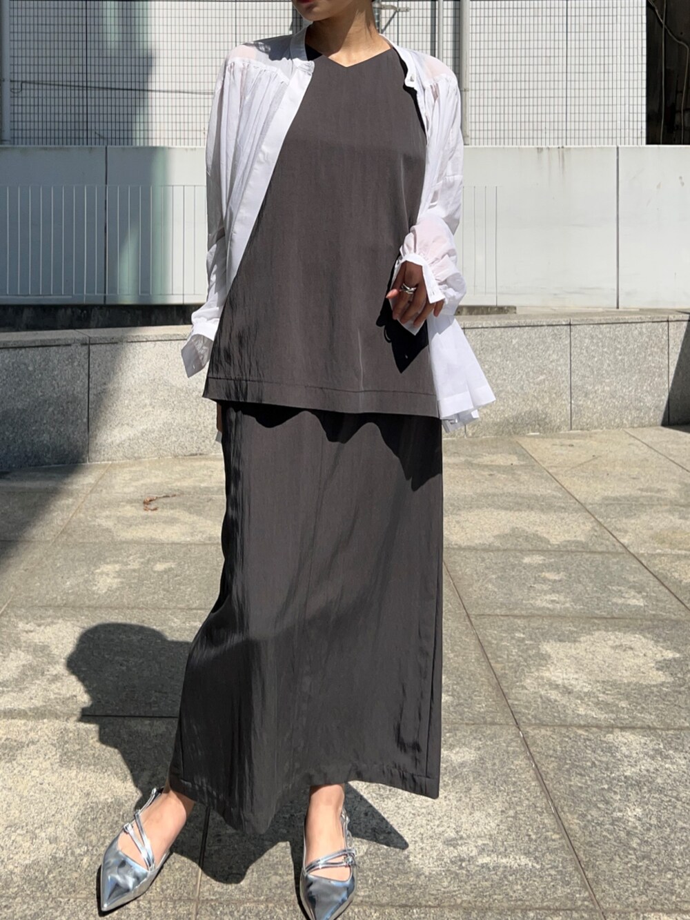 ホワイト系のシャツ/ブラウス、グレー系のシャツ/ブラウス、グレー系のスカートを着用したレディースの春コーディネートの9枚目の写真