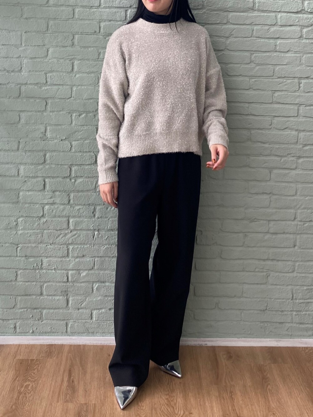 ブラック系のTシャツ/カットソー、ブラック系のその他パンツ、ベージュ系のニット/セーターを着用したレディースの秋コーディネートの2枚目の写真