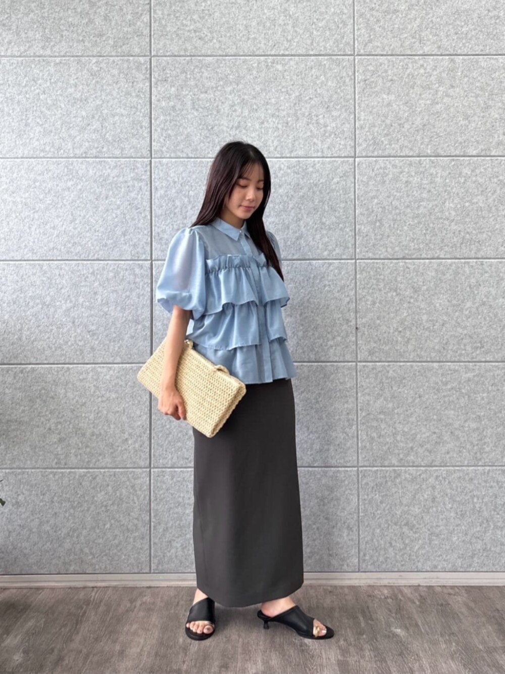 グレー系のスカート、ブルー系のシャツ/ブラウスを着用したレディースの夏コーディネートの3枚目の写真