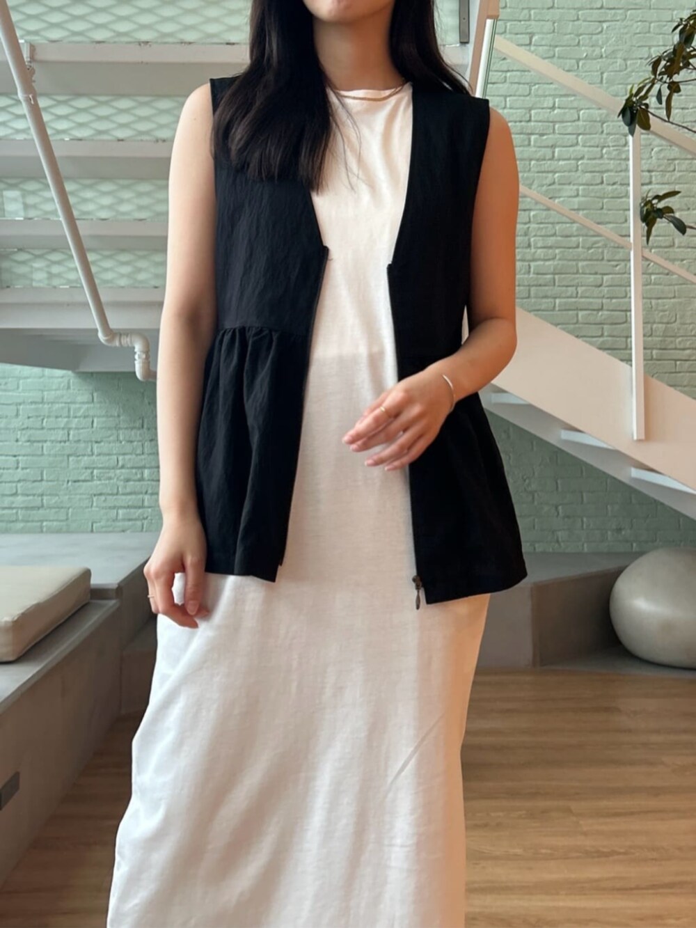 「ノースリーブ、シンプルコーデ、きれいめカジュアル、休日スタイル、お出かけコーデ、ワンピース、オトナカジュアル、おでかけコーデ、シンプル・ベーシック、レイヤードスタイル、ジレ、レイヤード」｜「cloencの【セットアップ／通勤／マシンウォッシュ】レーヨンツイルイージーパンツ（その他パンツ、ブラック系）」を使った、cloencさん（レディース・157cm）の夏コーディネートの5枚目の写真