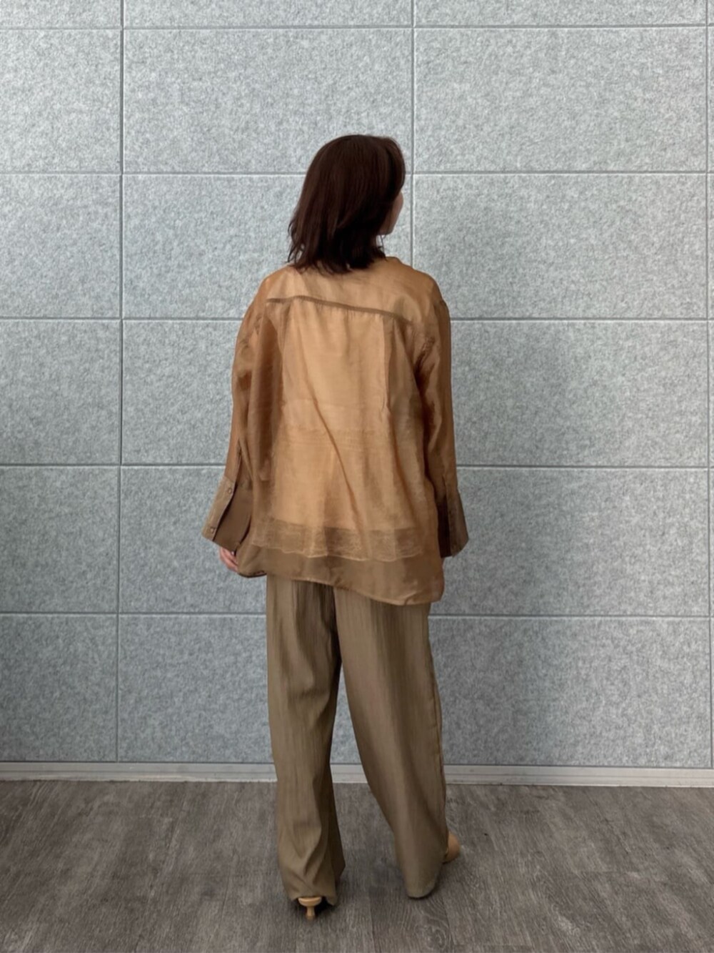 ブラウン系のその他パンツ、ホワイト系のTシャツ/カットソーを着用したレディースの秋コーディネートの5枚目の写真