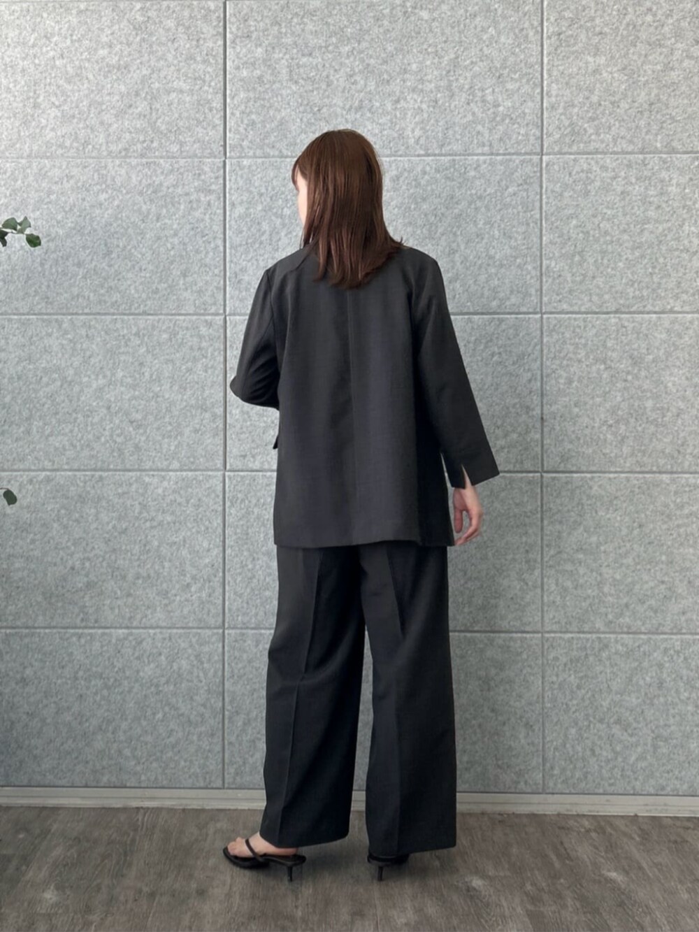 ブラック系のその他パンツ、ブラック系のテーラードジャケットを着用したレディースの夏コーディネートの3枚目の写真