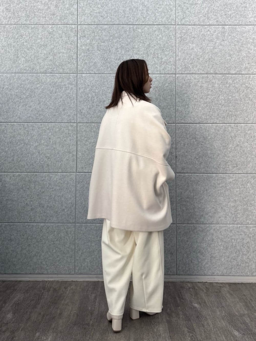 ホワイト系のその他パンツ、ホワイト系のその他アウター、ゴールド系のニット/セーターを着用したレディースの秋コーディネートの2枚目の写真