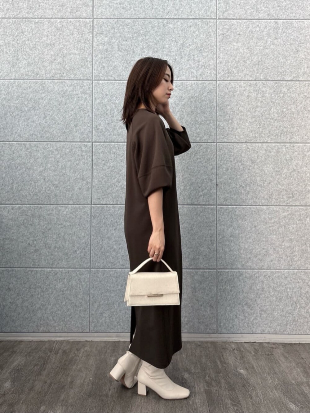 ブラウン系のワンピースを着用したレディースの秋コーディネートの3枚目の写真