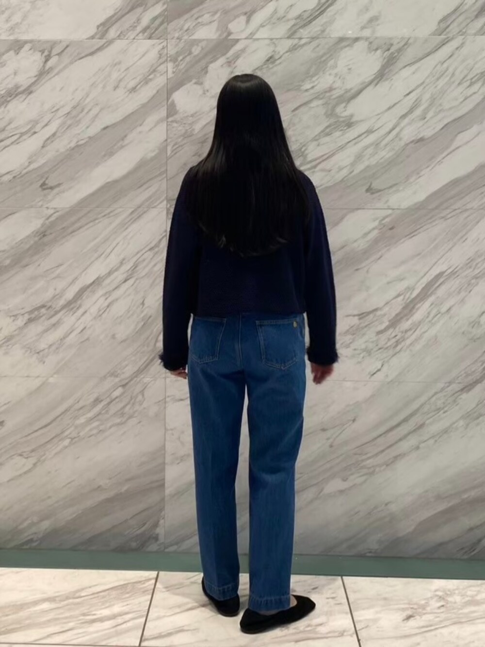 ブルー系のデニムパンツ、グレー系のTシャツ/カットソー、ブルー系のカーディガン/ボレロを着用したレディースの冬コーディネートの5枚目の写真