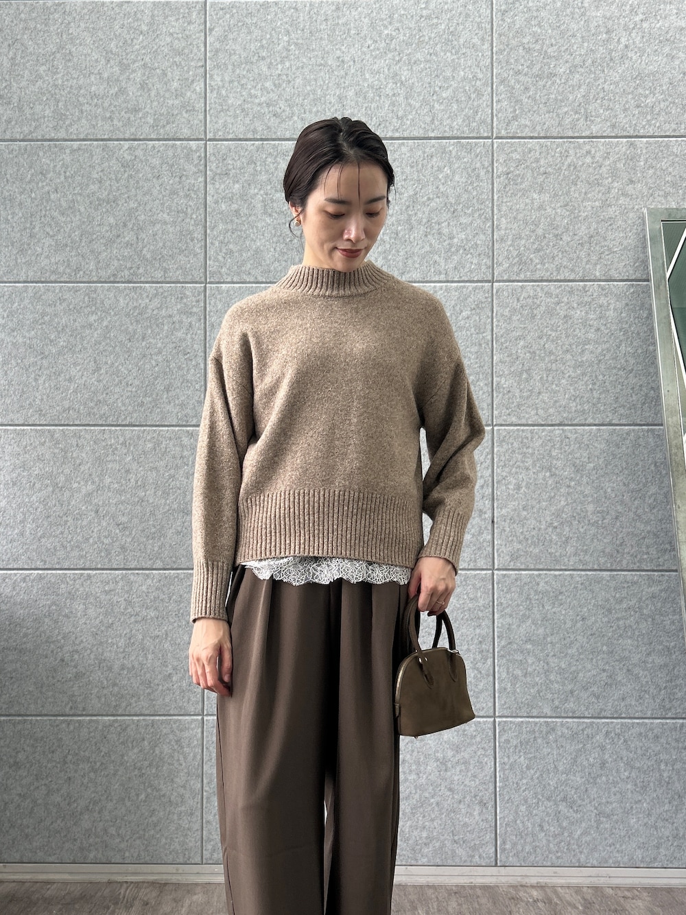 ホワイト系のシャツ/ブラウス、ベージュ系のニット/セーター、ブラウン系のその他パンツを着用したレディースの秋コーディネートの7枚目の写真