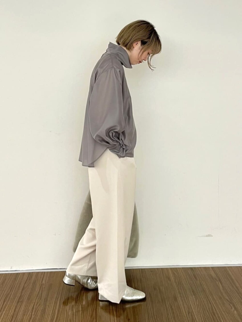 ベージュ系のその他パンツ、グレー系のシャツ/ブラウスを着用したレディースの秋コーディネートの3枚目の写真