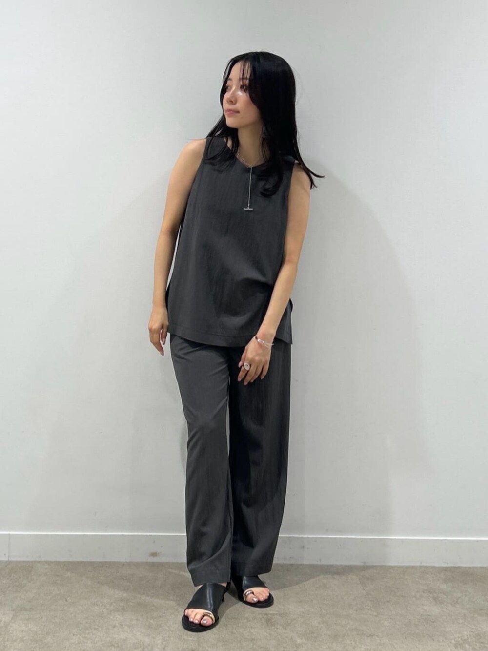 グレー系のその他パンツ、グレー系のシャツ/ブラウスを着用したレディースの春コーディネートの3枚目の写真