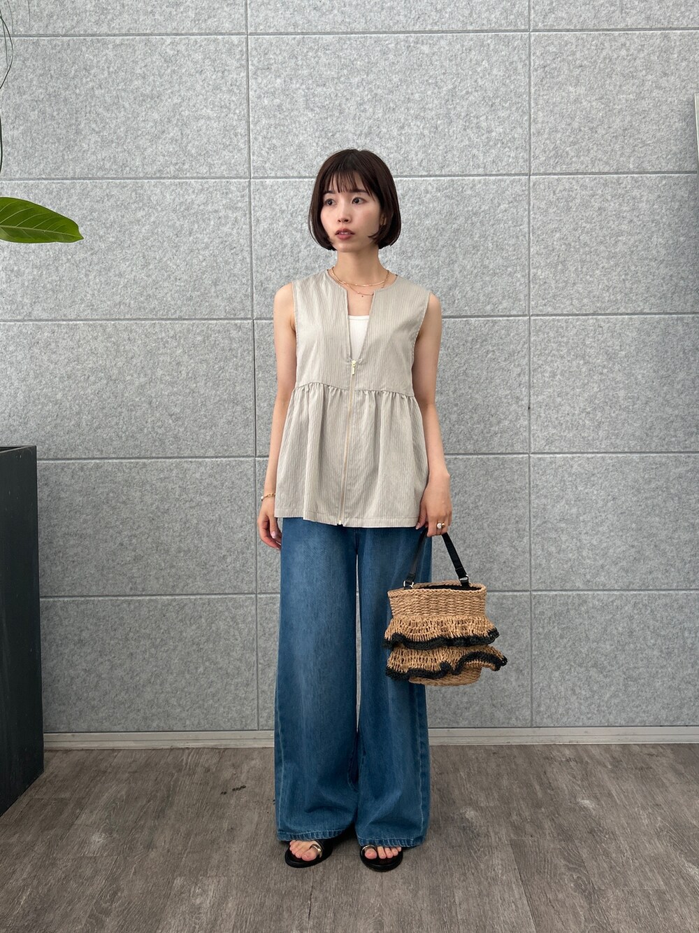 グレー系のシャツ/ブラウス、ブルー系のデニムパンツを着用したレディースの夏コーディネートの2枚目の写真