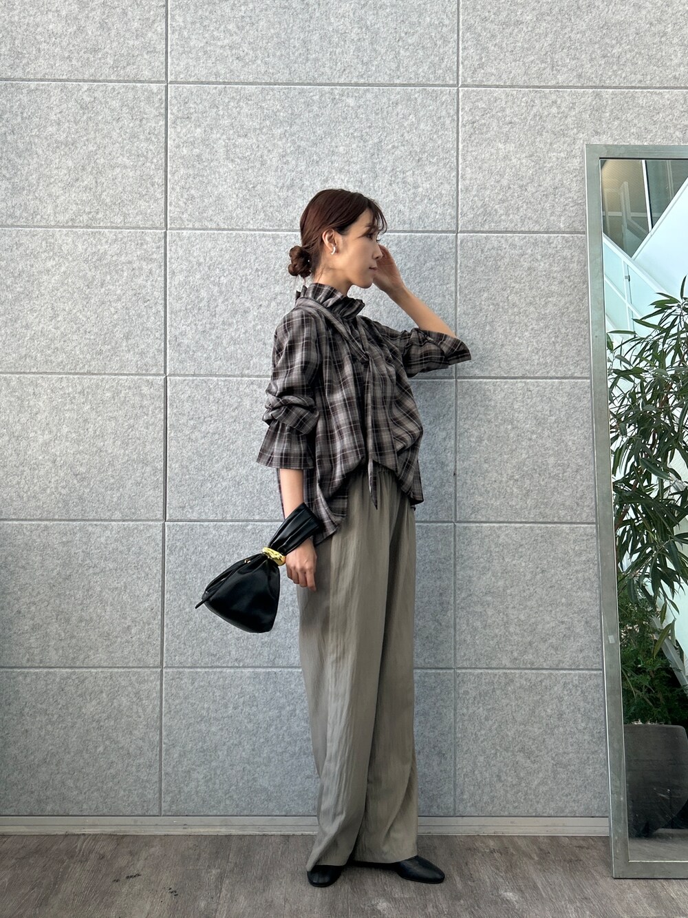 グリーン系のその他パンツを着用したレディースの夏コーディネートの3枚目の写真